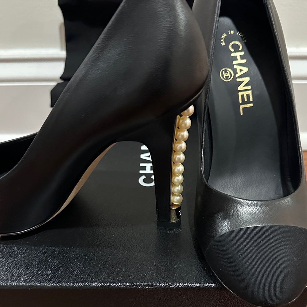 CHANEL Black Heels with Pearl Accent 37.5 BNIB Ultra Rare Authentic - Picture 11 of 11